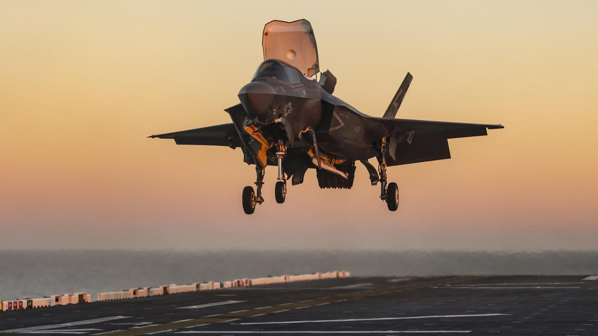 红军在冬窗签下替补门将,增强替补席实力,红军冬季军服